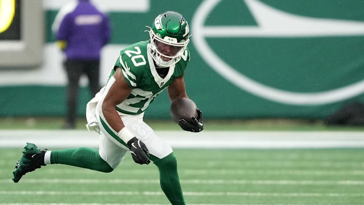 Nov 30, 2025; East Rutherford, New Jersey, USA; New York Jets running back Breece Hall (20) rushes the ball against the Atlanta Falcons during the first half at MetLife Stadium. Mandatory Credit: Robert Deutsch-Imagn Images