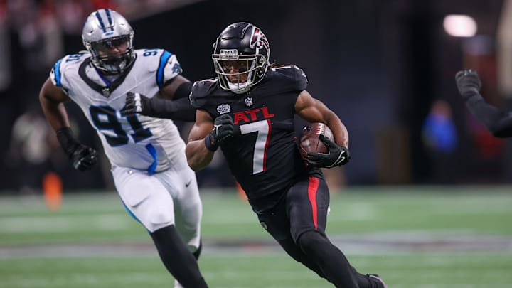 Sep 10, 2023; Atlanta, Georgia, USA; Atlanta Falcons running back Bijan Robinson (7) runs the ball against the Carolina Panthers in the second half at Mercedes-Benz Stadium. Mandatory Credit: Brett Davis-Imagn Images
