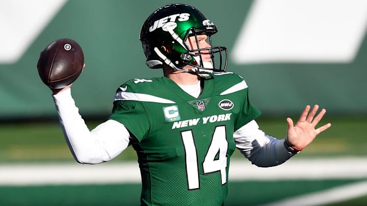 New York Jets quarterback Sam Darnold attempts a throw.