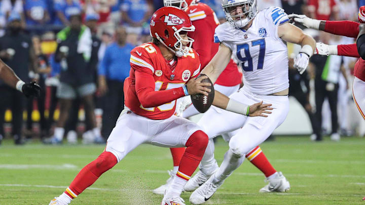Detroit Lions defensive end Aidan Hutchinson (97) looks to tackle Kansas City Chiefs quarterback Detroit Lions defensive end Aidan Hutchinson (97) looks to tackle Kansas City Chiefs quarterback