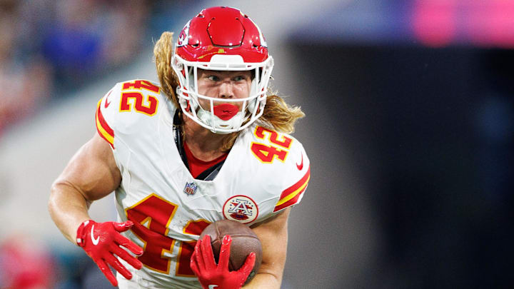Aug 10, 2024; Jacksonville, Florida, USA; Kansas City Chiefs running back Carson Steele (42) runs with the ball during the second quarter against the Jacksonville Jaguars at EverBank Stadium. Mandatory Credit: Douglas DeFelice-Imagn Images Aug 10, 2024; Jacksonville, Florida, USA; Kansas City Chiefs running back Carson Steele (42) runs with the ball during the second quarter against the Jacksonville Jaguars at EverBank Stadium. Mandatory Credit: Douglas DeFelice-Imagn Images