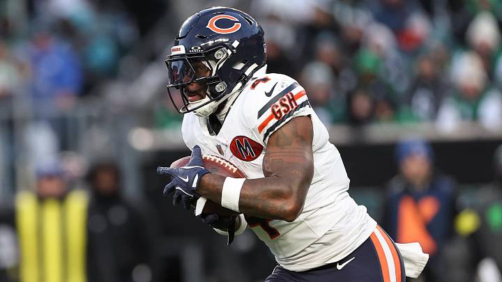 Nov 28, 2025; Philadelphia, Pennsylvania, USA; Chicago Bears running back D'Andre Swift (4) carries the ball against the Philadelphia Eagles during the second quarter of the game at Lincoln Financial Field. Mandatory Credit: Bill Streicher-Imagn Images Nov 28, 2025; Philadelphia, Pennsylvania, USA; Chicago Bears running back D'Andre Swift (4) carries the ball against the Philadelphia Eagles during the second quarter of the game at Lincoln Financial Field. Mandatory Credit: Bill Streicher-Imagn Images