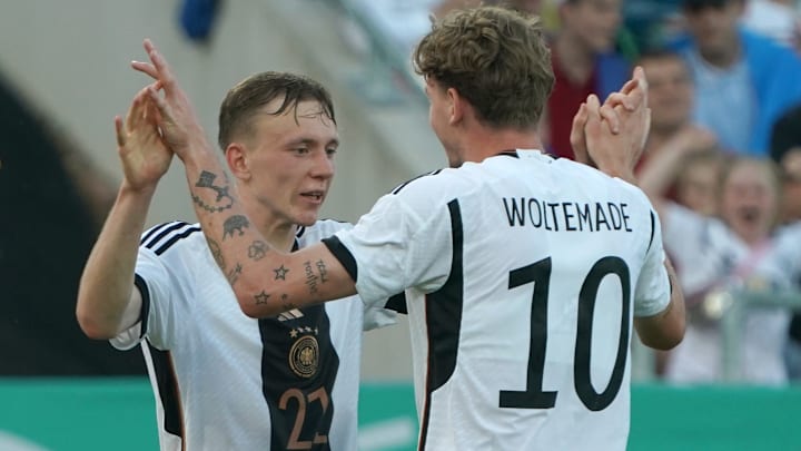 Maximilian Beier jubelt mit Nick Woltemade Maximilian Beier jubelt mit Nick Woltemade