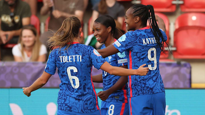 Grace Geyoro fêtant son but avec ses coéquipières