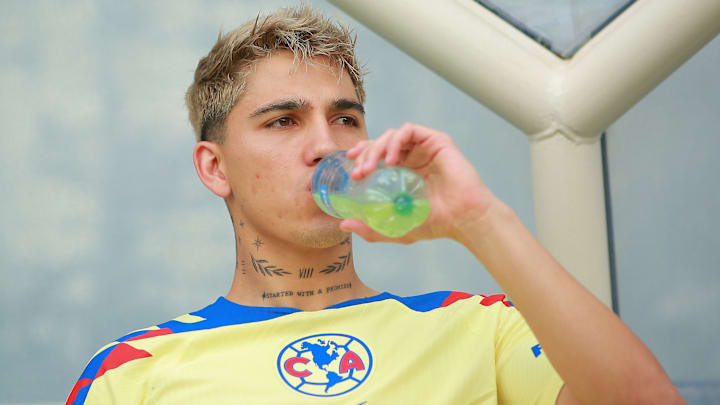 Kevin Álvarez está lejos del nivel que tuvo con Pachuca y la selección mexicana hace un año.