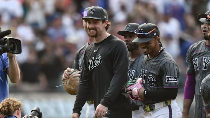 Aug 16, 2025; New York City, New York, USA; New York Mets pitcher Nolan McLean (26) celebrates with teammates after defeating the Seattle Mariners at Citi Field. Mandatory Credit: John Jones-Imagn Images