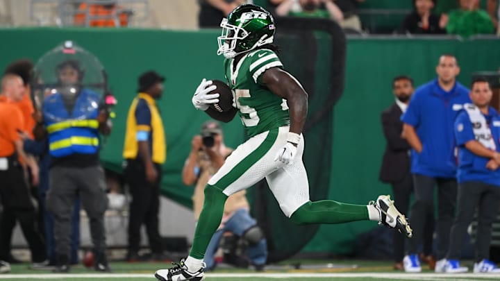 Aug 24, 2024; East Rutherford, New Jersey, USA; New York Jets running back Israel Abanikanda (25) runs with the ball on his way to a touchdown against the New York Giants during the first half at MetLife Stadium. Mandatory Credit: Rich Barnes-Imagn Images Aug 24, 2024; East Rutherford, New Jersey, USA; New York Jets running back Israel Abanikanda (25) runs with the ball on his way to a touchdown against the New York Giants during the first half at MetLife Stadium. Mandatory Credit: Rich Barnes-Imagn Images