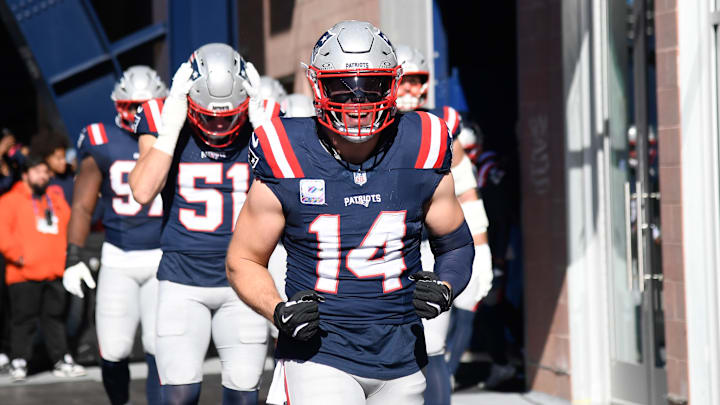Oct 26, 2025; Foxborough, Massachusetts, USA; New England Patriots linebacker Robert Spillane (14) walks to the field prior to a game against the Cleveland Browns at Gillette Stadium. Mandatory Credit: Bob DeChiara-Imagn Images Oct 26, 2025; Foxborough, Massachusetts, USA; New England Patriots linebacker Robert Spillane (14) walks to the field prior to a game against the Cleveland Browns at Gillette Stadium. Mandatory Credit: Bob DeChiara-Imagn Images