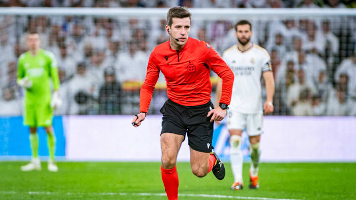 Polémique autour de l'arbitre lors de Real Madrid - Séville FC.