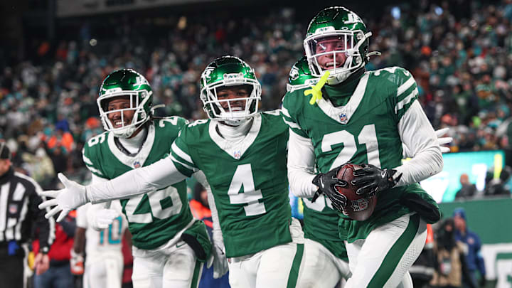 New York Jets safety Ashtyn Davis (21) celebrates his interception with teammates during the first half against the Miami Dolphins at MetLife Stadium in the 2024 season finale.