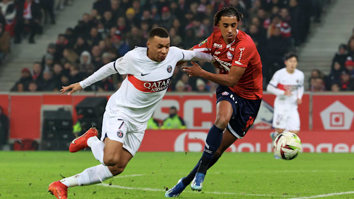 Kylian Mbappé à la lutte avec Leny Yoro Kylian Mbappé à la lutte avec Leny Yoro