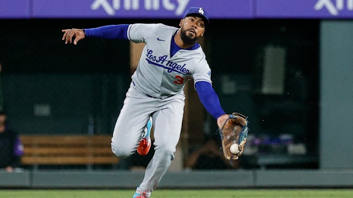 Ngày 18 tháng 8 năm 2025; Denver, Colorado, Hoa Kỳ; Cầu thủ ngoài sân phải Teoscar Hernandez (37) của Los Angeles Dodgers không thể bắt bóng trong hiệp thứ chín trước Colorado Rockies tại Sân vận động Coors. Nguồn bắt buộc: Hình ảnh Isaiah J. Downing-Imagn