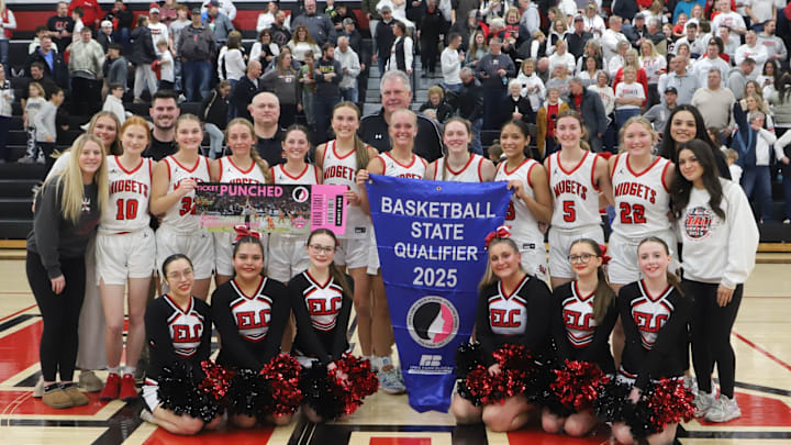 This was the final team that Don Martindale would coach at Estherville-Lincoln Central, as he announced his resignation following eight seasons. This was the final team that Don Martindale would coach at Estherville-Lincoln Central, as he announced his resignation following eight seasons.