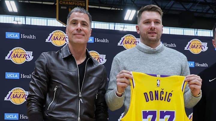 Rob Pelinka consiguió a Luka Doncic para los Lakers en un sonado cambio con los Mavericks