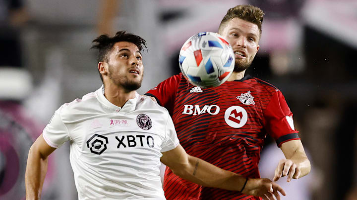 El argentino Julian Carranza (Inter Miami) disputa el esférico con el salvadoreño Eriq Zavaleta (Toronto FC).