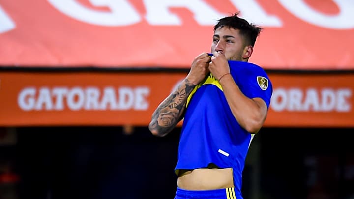 Alan Varela se besa al escudo tras convertir y mirar a La 12.