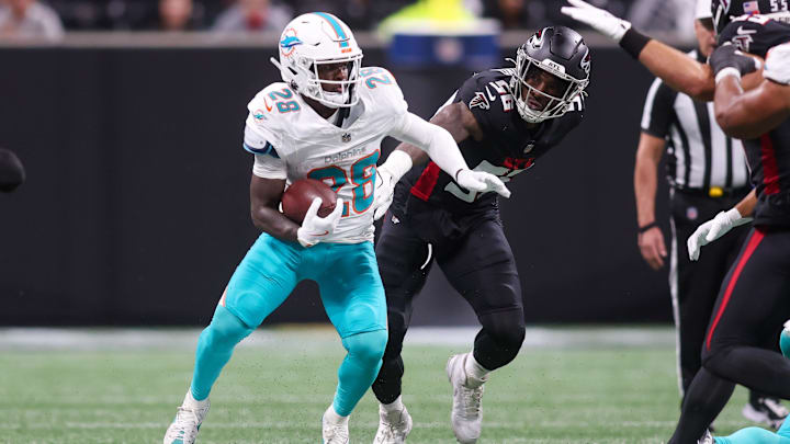 Miami Dolphins running back De'Von Achane (28) runs the ball against the Atlanta Falcons in the second quarter at Mercedes-Benz Stadium. Miami Dolphins running back De'Von Achane (28) runs the ball against the Atlanta Falcons in the second quarter at Mercedes-Benz Stadium.