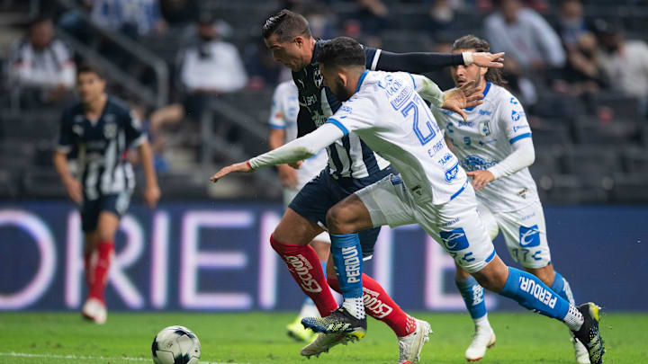 Funes Mori y Martínez en la pelea de un balón.