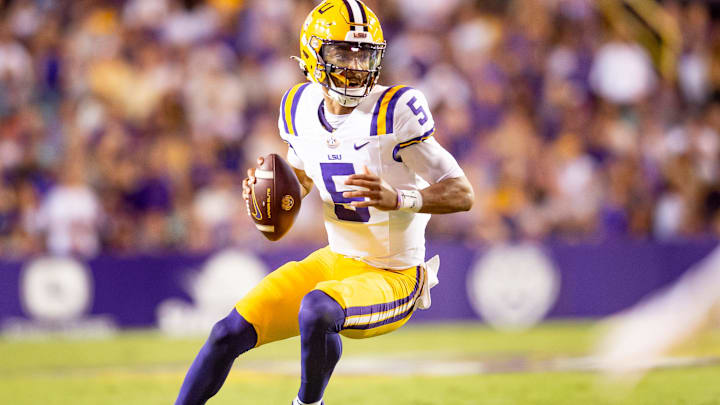 Tigers Quarterback Jayden Daniels 5 runs the ball as the LSU Tigers take on the Auburn Tigers at