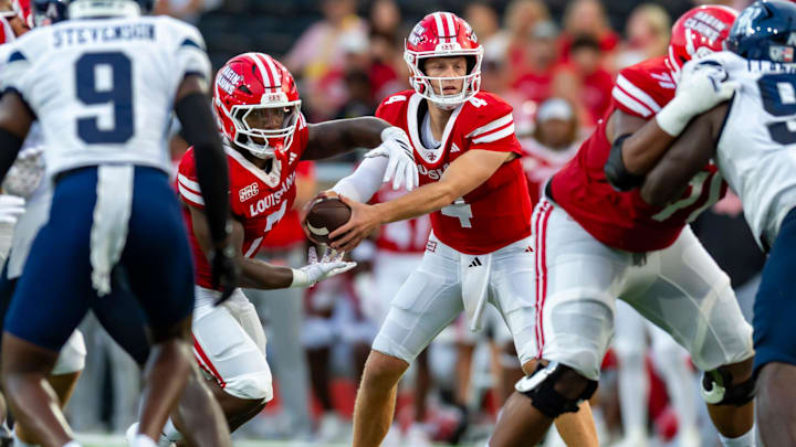 Cajuns quarterback Walker Howard 4 hands off to Bill Davis 7, Louisianas Ragin Cajuns take on Rice