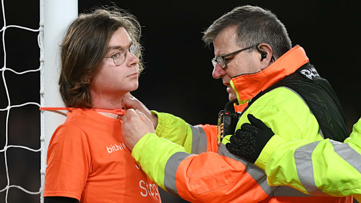 Un spectateur s'est accroché au poteau