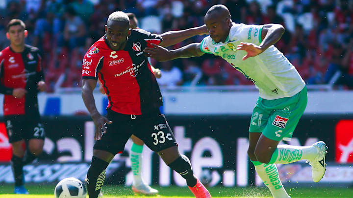 Julián Quiñones y Jaine Barreiro en la pelea de un balón.