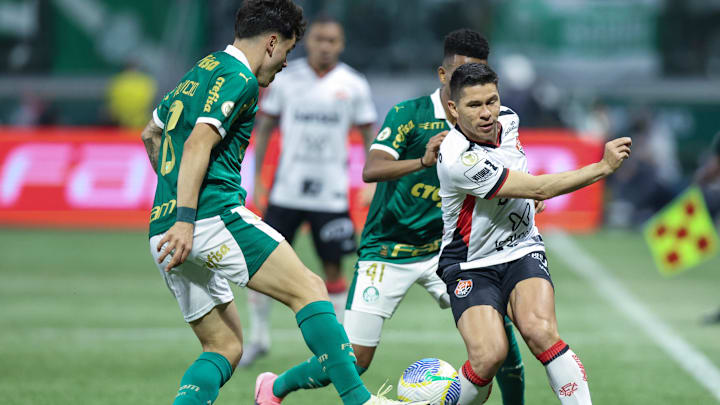 O veterano Osvaldo tem ganhado mais sequência desde que Carille assumiu o comando técnico O veterano Osvaldo tem ganhado mais sequência desde que Carille assumiu o comando técnico