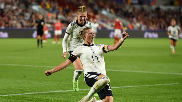 Alexandra Popp feiert ihr Tor zum 2:0