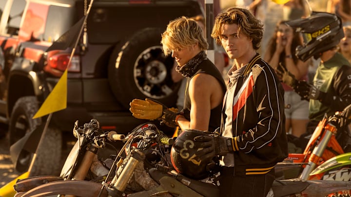 Outer Banks. (L to R) Rudy Pankow as JJ, Chase Stokes as John B in episode 401 of Outer Banks. Cr. Jackson Lee Davis/Netflix © 2024
