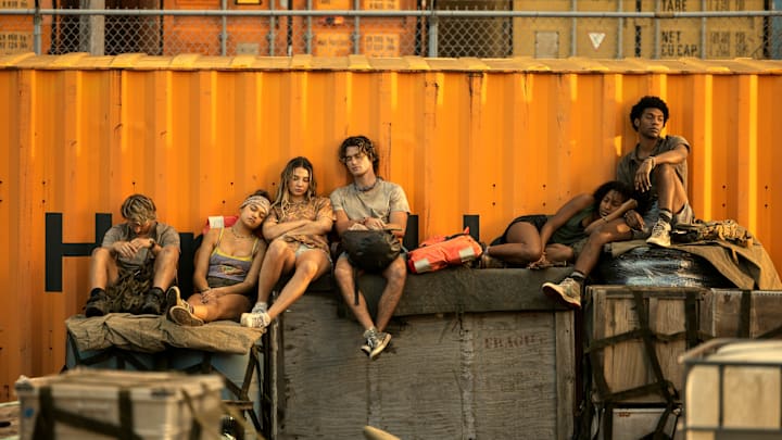 Outer Banks. (L to R) Rudy Pankow as JJ, Madison Bailey as Kiara, Madelyn Cline as Sarah Cameron, Chase Stokes as John B, Carlacia Grant as Cleo, Jonathan Daviss as Pope in episode 401 of Outer Banks. Cr. Jackson Lee Davis/Netflix © 2024