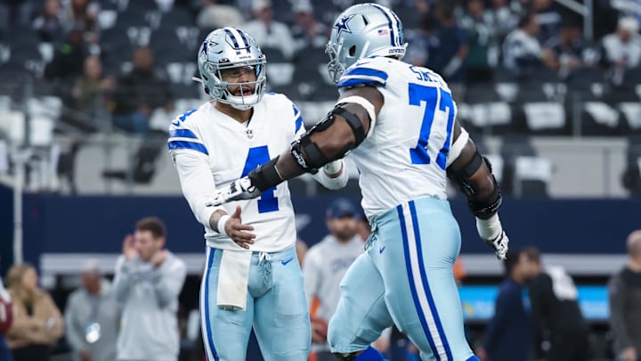 Dec 24, 2022; Arlington, Texas, USA; Dallas Cowboys quarterback Dak Prescott (4) greets offensive Dec 24, 2022; Arlington, Texas, USA; Dallas Cowboys quarterback Dak Prescott (4) greets offensive