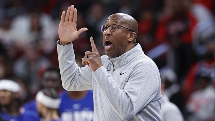 Feb 22, 2026; Chicago, Illinois, USA; New York Knicks head coach Mike Brown directs his team against the Chicago Bulls during the first half at United Center. Mandatory Credit: Kamil Krzaczynski-Imagn Images