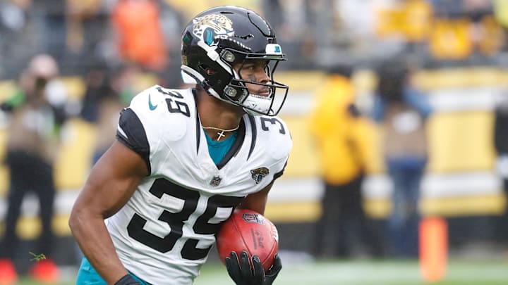 Oct 29, 2023; Pittsburgh, Pennsylvania, USA; Jacksonville Jaguars wide receiver Jamal Agnew (39) returns a kick-off against the Pittsburgh Steelers during the third quarter at Acrisure Stadium. Mandatory Credit: Charles LeClaire-Imagn Images Oct 29, 2023; Pittsburgh, Pennsylvania, USA; Jacksonville Jaguars wide receiver Jamal Agnew (39) returns a kick-off against the Pittsburgh Steelers during the third quarter at Acrisure Stadium. Mandatory Credit: Charles LeClaire-Imagn Images