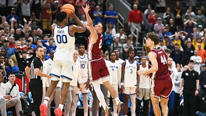Mar 20, 2026; St. Louis, MO, USA; Kentucky Wildcats guard Otega Oweh (00) shoots a three point basket against Santa Clara Broncos guard Sash Gavalyugov (2) to tie the game as time expires in the second half of a first round game of the men's 2026 NCAA Tournament at Enterprise Center. Mandatory Credit: Jeff Le-Imagn Images
