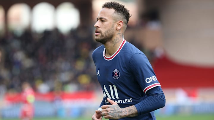 Neymar segue sendo alvo de críticas e acusações na Europa. 