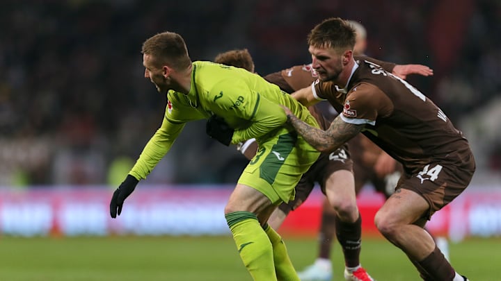 Van der Heyden (r.) im Zweikampf mit Kaderabek Van der Heyden (r.) im Zweikampf mit Kaderabek