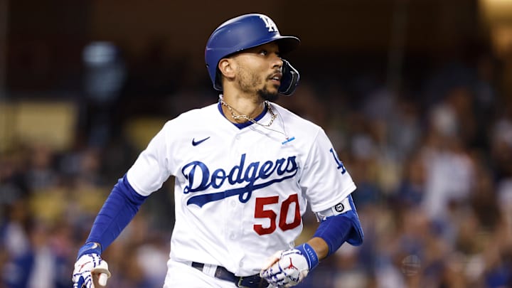 Mookie Betts tiene un golpe en las costillas