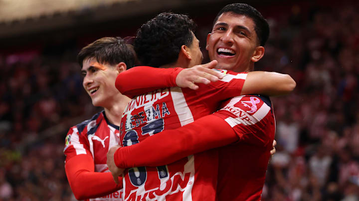 Armando González, Richard Ledezma y Bryan González celebran