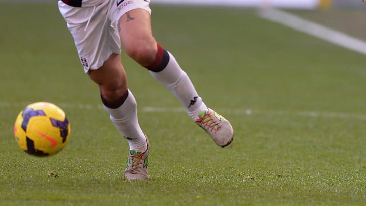 Le scarpe di Dessena con i lacci arcobaleno