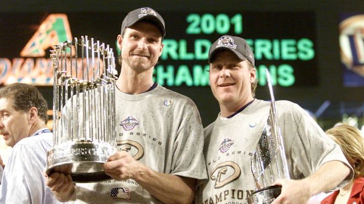 Randy Johnson y Curt Schilling ganaron su primer anillo de Serie Mundial con Arizona en 2001