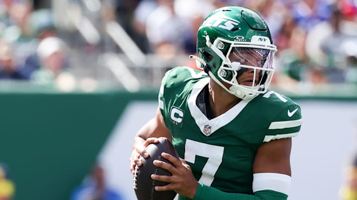 NY Jets quarterback Justin Fields
