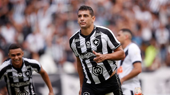 Ex-Grêmio, Diego Souza defendeu o Glorioso