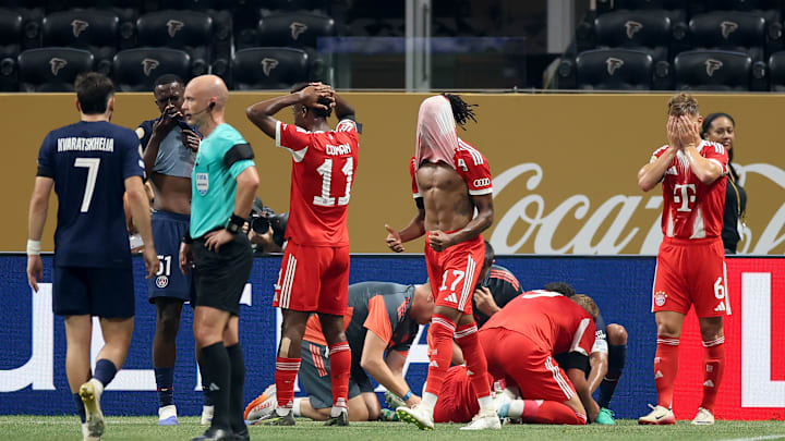 Die Bayern-Spieler versammeln sich um Jamal Musiala