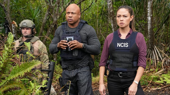 “Crash and Burn” – Following the crash of a prisoner transport plane, the NCIS team must find the convicts that escaped onto the island. Meanwhile, Sam Hanna and Tennant are tasked with locating a high-profile Russian prisoner known as “The Chemist,” on the conclusion of the two-part season three premiere of the CBS Original series NCIS: HAWAI’I, Monday, Feb. 19 (10:00-11:00 PM, ET/PT) on the CBS Television Network, and streaming on Paramount+ (live and on demand for Paramount+ with SHOWTIME