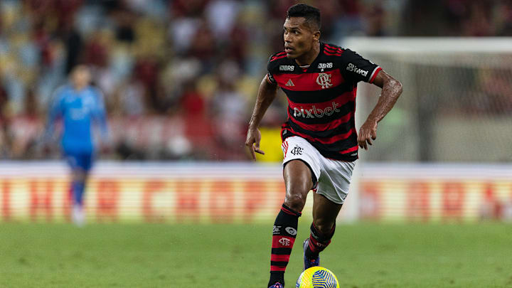 Alex Sandro se lesionou e é novo desfalque no Flamengo