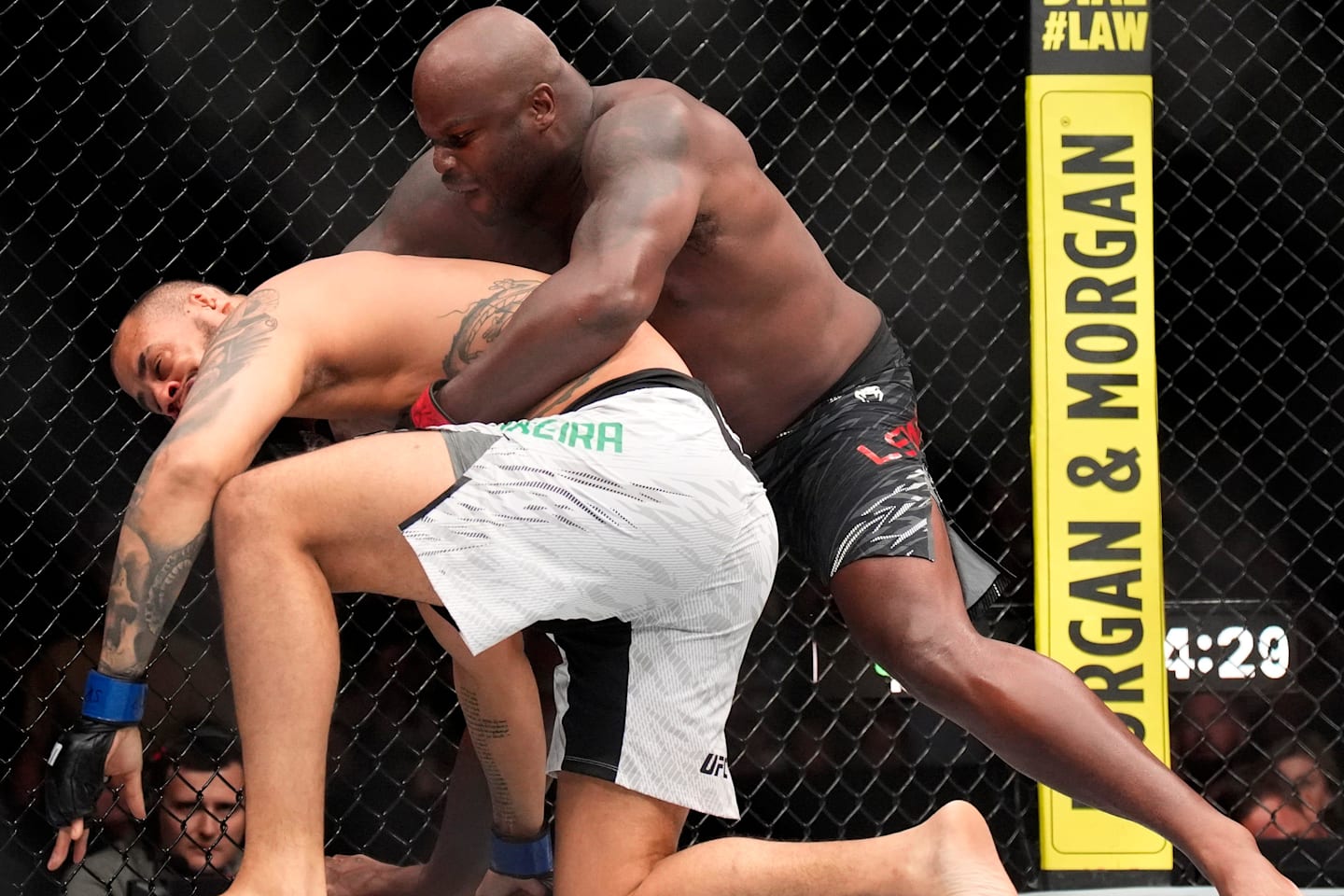 Derrick Lewis, kanan, mencoba memukul Tallison Teixeira selama pertarungan kelas berat UFC Fight Night di Bridgestone Arena.