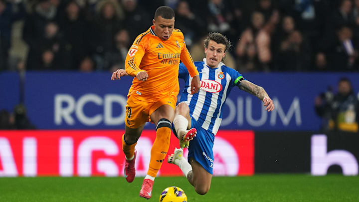 Eine Szene, die für hitzige Diskussionen führte: Carlos Romero grätschte Kylian Mbappé rüde um. 