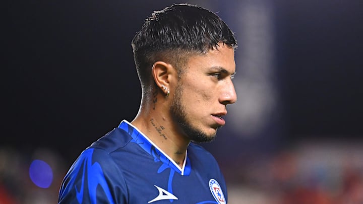 Cruz Azul podría utilizar a Carlos Salcedo como moneda de cambio.