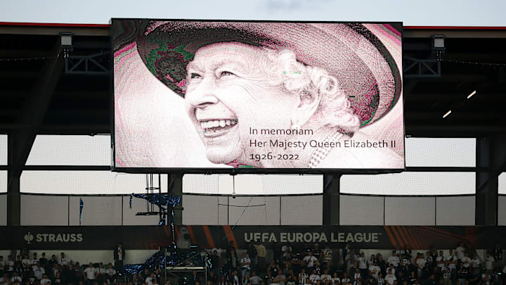 Rainha foi homenageada em duelo da Europa League nesta quinta-feira, 8