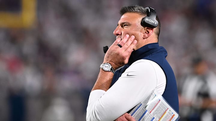 New England Patriots head coach Mike Vrabel reacts during the second half at Highmark Stadium